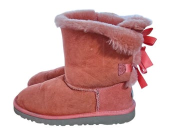 UGG Australia Bailey Bow II Rosa Schaffell Wildleder Mitte der Wade Stiefel Größe 4