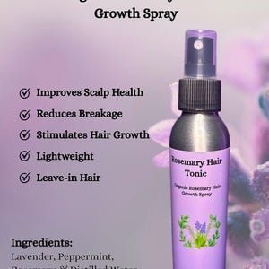 Puede incluir: Una botella morada de Rosemary Hair Tonic con un pulverizador negro. La etiqueta dice "Rosemary Hair Tonic" y "Organic Rosemary Hair Growth Spray". Los ingredientes son lavanda, menta, romero y agua destilada.