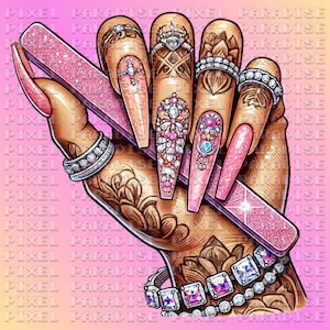 Puede incluir: Una mano con uñas largas, rosas y decoradas, que lleva varios anillos y una pulsera. La mano sostiene una lima de uñas rosa.