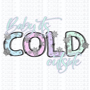 Könnte beinhalten: Winterliches Grafikdesign mit dem Satz "Baby it's COLD outside" in einer verspielten Schriftart. Das Wort "COLD" ist in Pastellfarben mit Schneeflocken-Akzenten gehalten, perfekt für saisonale Kleidung oder Dekoration.