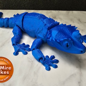 3D Printed Articulating Crested Gecko designed by MatMire Makes!  Many colors available!