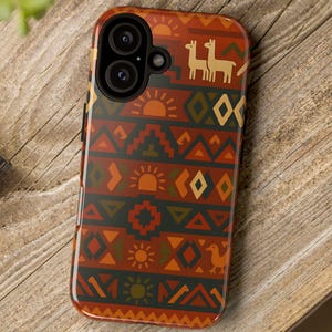 Puede incluir: Una funda de teléfono con un colorido patrón geométrico en tonos rojos, naranjas y verdes. El diseño incluye motivos de sol y llamas. La funda está sobre una superficie de madera.