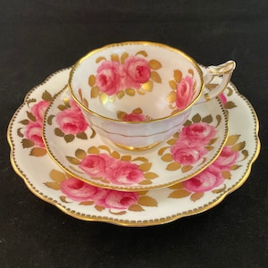 Tasse à thé et soucoupe florales roses et or avec assiette à déjeuner, chou rose, par Royal Chelsea, fabriqué en Angleterre, porcelaine fine, vintage
