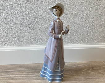 Lladro Parisian Lady 1035 Collectible Porcelain Figurine, 1980's in Excellent Condition, Made in Spain, Does Not Include Umbrella