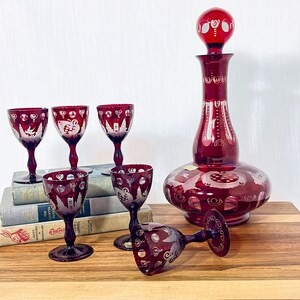 Vintage Egermann Ruby Red Dekanter Set mit 6 Schnapsgläsern | Boho Glas | Schwalbe Hirsch Überfang & Geätztes Glas