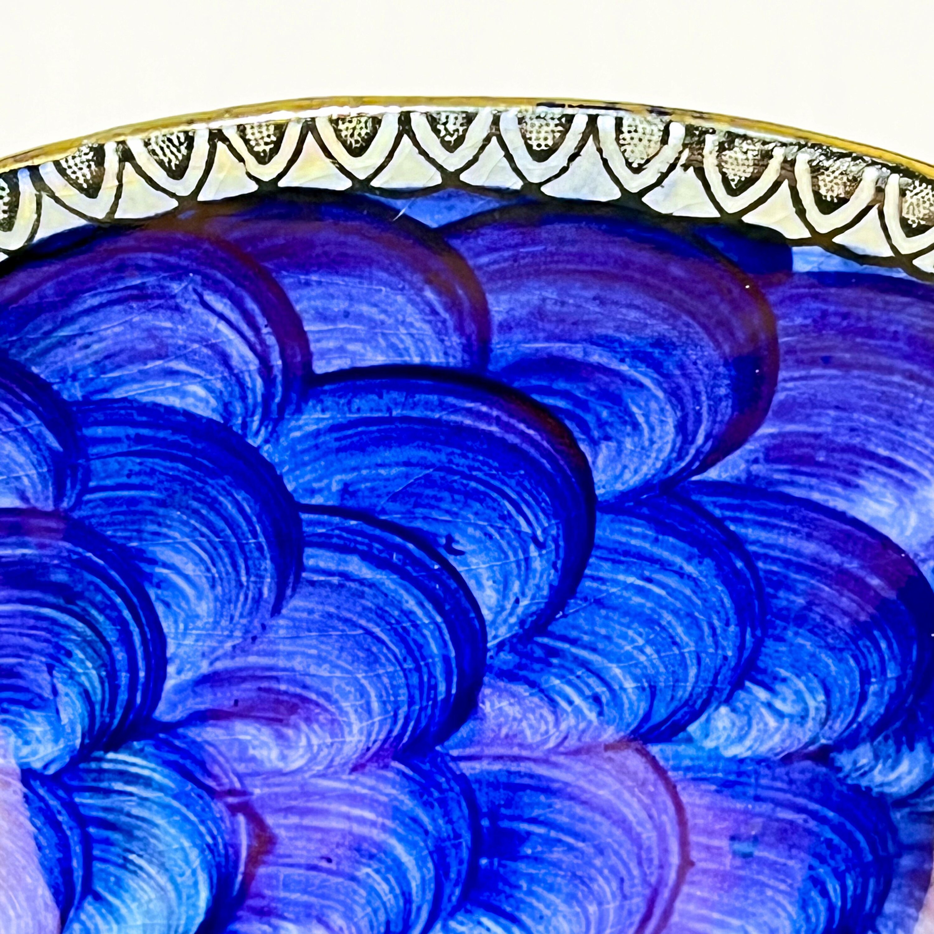 ヴィンテージ マリン陶器 扇形花瓶 | 手描き 光沢仕上げ 虹色 | ブルー