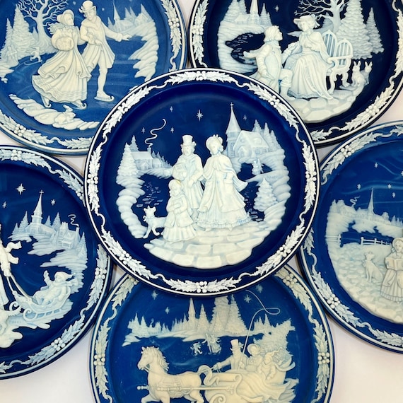 Complete Set of 6 Incolay Christmas Cameos Decorative Wall Plates