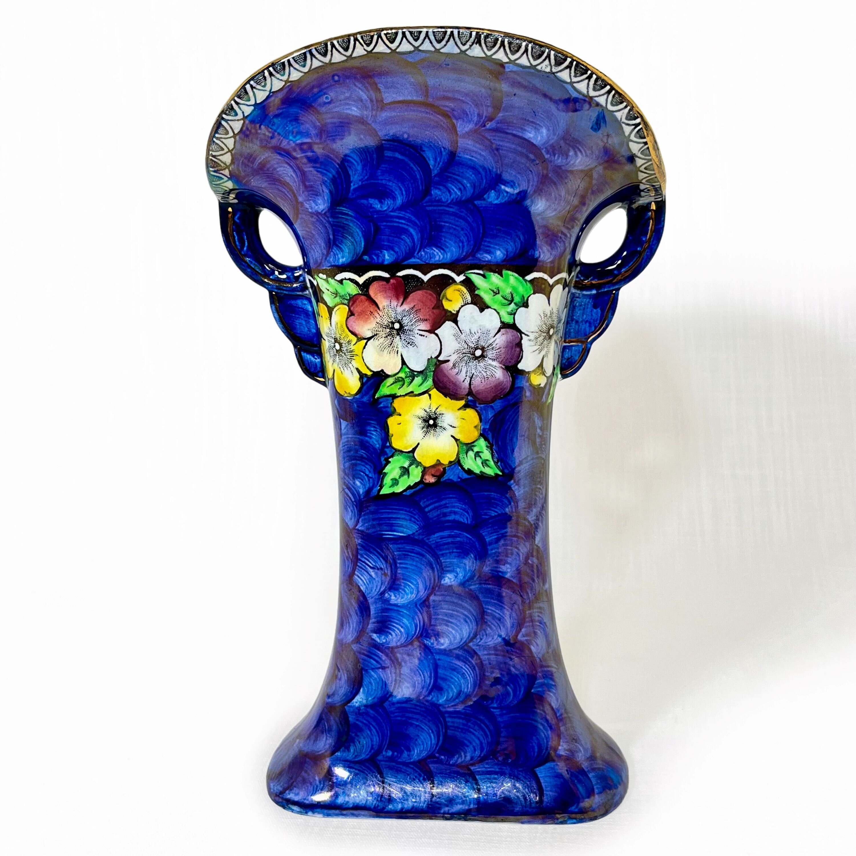 ヴィンテージ マリン陶器 扇形花瓶 | 手描き 光沢仕上げ 虹色 | ブルー