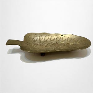 珍しいヴィンテージの葉っぱ型真鍮製小物入れ（彫刻入り）｜ゴールドカラーのボヘミアン風リングディッシュ、香炉、灰皿
