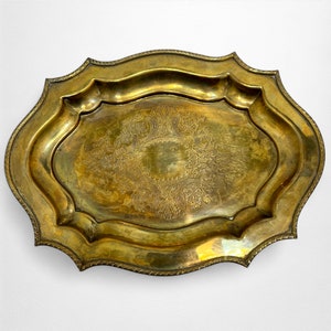 Plateau de service en laiton exquis avec bords festonnés et gravure | Plateau sur pieds doré vintage | Plat ovale orné