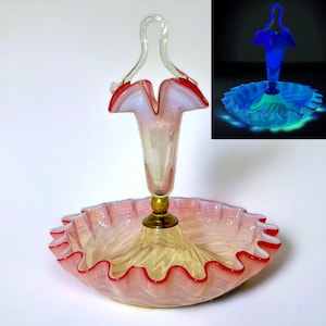 Antiek Victoriaans uraniumglas Epergne | Handgemaakt middelpunt van cranberryglas met tulpenmand | Laat 19e-eeuws handgeblazen glas