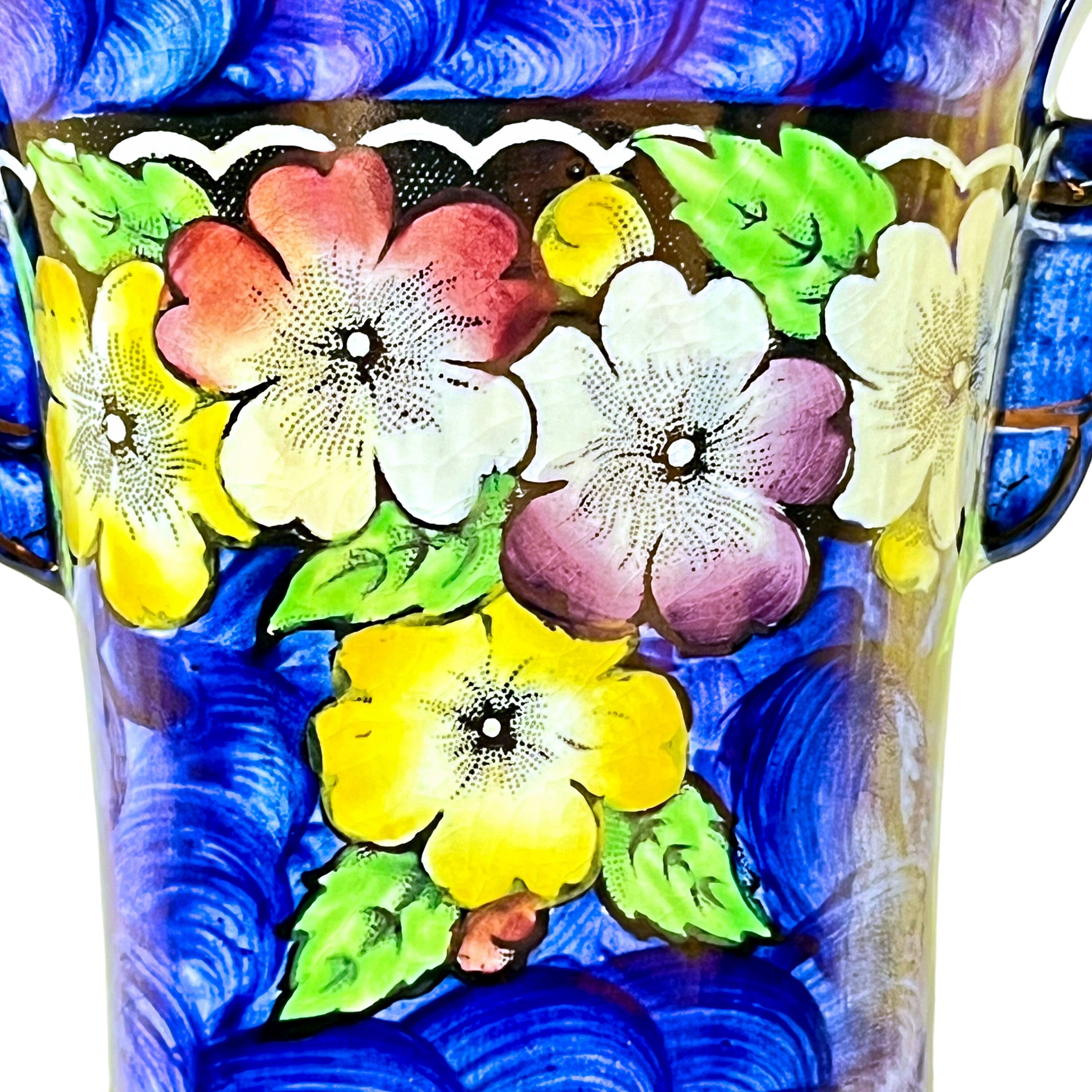 ヴィンテージ マリン陶器 扇形花瓶 | 手描き 光沢仕上げ 虹色 | ブルー