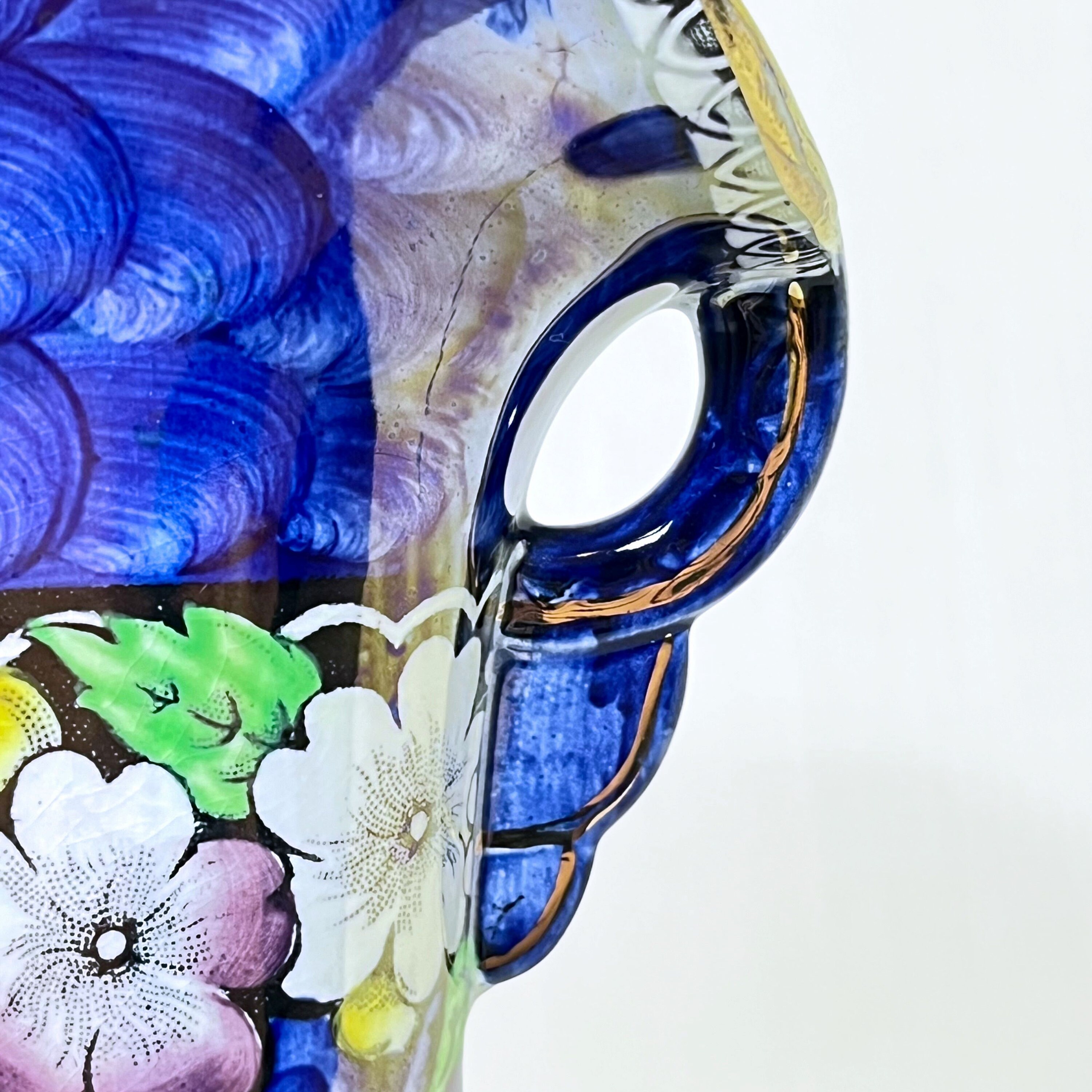 ヴィンテージ マリン陶器 扇形花瓶 | 手描き 光沢仕上げ 虹色 | ブルー