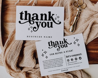 Puede incluir: Dos tarjetas de agradecimiento con una fuente retro y estrellas negras. El texto de la tarjeta dice "gracias" y "por ser una estrella!" La tarjeta también incluye iconos de redes sociales y una dirección de sitio web.