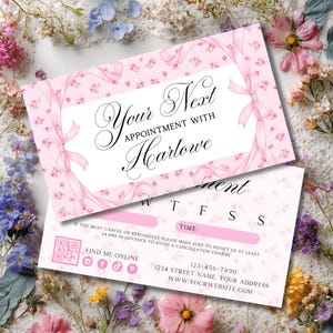 Op de afbeelding: Handgemaakt houten bord met de tekst "Welcome to our home" in een handgeschreven stijl. Het bord is wit geschilderd met een verweerde afwerking en een donkerbruine rand. Geschikt voor binnen en buiten.