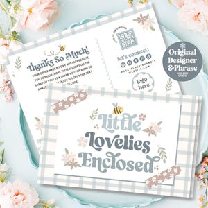 Puede incluir: Una tarjeta de agradecimiento con un fondo a cuadros azul y blanco. La tarjeta tiene un diseño de abeja y flores y el texto "¡Muchas gracias!" y "Pequeñas delicias incluidas".