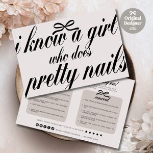 Może przedstawiać: Dwie beżowe karty z czarnym tekstem, z których jedna brzmi "i know a girl who does pretty nails". Druga karta zawiera instrukcje dotyczące usuwania paznokci. Karty znajdują się na brązowym talerzu z kwiatowymi akcentami.