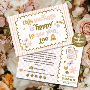 Puede incluir: Una tarjeta de rayas rosa y blancas con un borde verde y el texto "this package is happy to see you too". La tarjeta tiene un diseño floral con mariposas y corazones. La parte posterior de la tarjeta tiene un código QR y el texto "Scan to join our tribe".