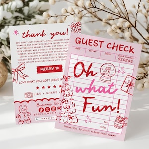 Puede incluir: Dos tarjetas rosas con temática navideña. Una dice "¡gracias!" con una ilustración de hombre de jengibre. La otra dice "GUEST CHECK" con "Oh what Fun!" en letras grandes y un gráfico de bola de nieve. Festivo y alegre.
