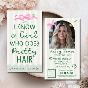 Op de afbeelding: Dubbelzijdige visitekaartje met een lichtgroene en witte gestreepte achtergrond. Eén kant toont de tekst "I KNOW a Girl WHO DOES Pretty HAIR". De andere kant bevat een foto, naam en contactgegevens.
