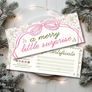 Puede incluir: Dos vales de regalo con temática navideña. El vale superior tiene un diseño de lazo rosa y las palabras "a merry little surprise" en verde y rosa. El vale inferior tiene campos para el destinatario y el importe. El fondo tiene un patrón de árboles de Navidad.