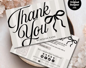 Könnte beinhalten: Dankeskarten mit einem schwarzen Schleifendesign und einem vertikal gestreiften Hintergrund. Die Karten enthalten den Text "Thank You" in eleganter Schrift, einen Platz für den Firmennamen und Social-Media-Symbole.