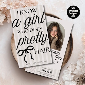 Puede incluir: Dos tarjetas de visita con fondo a rayas beige claro. Una tarjeta dice "I KNOW a girl WHO DOES pretty HAIR" con un lazo. La otra tarjeta tiene una foto de una mujer e información de contacto.
