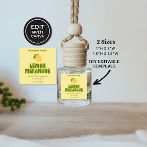 Könnte beinhalten: DIY-bearbeitbare Vorlage für ein Etikett für einen Lufterfrischer für das Auto. Das Etikett ist gelb mit einer grünen Zitronenillustration und dem Text "Lemon Merangue" in einer Retro-Schriftart. Das Etikett ist in zwei Größen erhältlich: 2,5 cm x 2,5 cm und 3,8 cm x 3,8 cm.