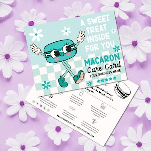 Könnte beinhalten: Ein blauer und grüner Cartoon-Macaron-Charakter mit dem Text "A Sweet Treat Inside For You" und "Macaron Care Card" mit einer Sternebewertung. Der Text "Your Business Name" befindet sich unter der Sternebewertung. Die Rückseite der Karte enthält Anweisungen zur Aufbewahrung von Macarons.