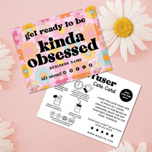Op de afbeelding: Een roze en witte kaart met een bloemenpatroon en de tekst "get ready to be kinda obsessed". De kaart bevat ook de tekst "BUSINESS NAME" en "lets connect:". De kaart ligt naast een witte kaart met de tekst "fuser Care Card" en instructies over het gebruik van een diffuser. De tekst "place your logo here" staat ook op de kaart.