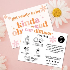 Op de afbeelding: Twee kaarten met een madeliefje en bloemenontwerp. Eén kaart leest "get ready to be kinda obsessed" in oranje en roze. De andere kaart is een verzorgingskaart voor autoverspreiders met instructies en de tekst "place your logo here".
