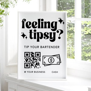 Op de afbeelding: Zwart-witte bord met de tekst "feeling tipsy?" en "tip your bartender". Het bord bevat ook een QR-code en een gestileerde afbeelding van contant geld.