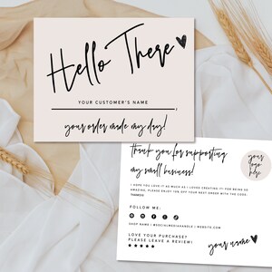 Puede incluir: Una tarjeta de agradecimiento rosa y blanca con texto negro. La tarjeta dice "Hello There" con un s&iacute;mbolo de coraz&oacute;n. Tambi&eacute;n dice "Your customer's name" con una l&iacute;nea para escribir. La tarjeta dice "Your order made my day!" y "Thank you for supporting my small business!" con un c&iacute;rculo para un logotipo. La tarjeta tambi&eacute;n tiene iconos de redes sociales y dice "Follow me: Shop name | Social media handle | Website.com Love your purchase? Please leave a review!" con cinco estrellas. La tarjeta termina con "Your name" y un s&iacute;mbolo de coraz&oacute;n.
