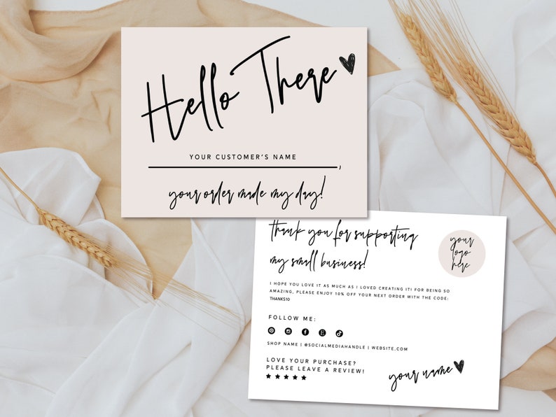 Puede incluir: Una tarjeta de agradecimiento rosa y blanca con texto negro. La tarjeta dice "Hello There" con un s&iacute;mbolo de coraz&oacute;n. Tambi&eacute;n dice "Your customer's name" con una l&iacute;nea para escribir. La tarjeta dice "Your order made my day!" y "Thank you for supporting my small business!" con un c&iacute;rculo para un logotipo. La tarjeta tambi&eacute;n tiene iconos de redes sociales y dice "Follow me: Shop name | Social media handle | Website.com Love your purchase? Please leave a review!" con cinco estrellas. La tarjeta termina con "Your name" y un s&iacute;mbolo de coraz&oacute;n.