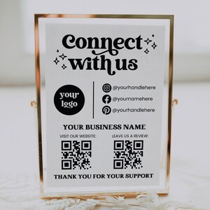 Peut inclure: Une pancarte dor&eacute;e avec le texte "Connect with us" dans une police r&eacute;tro. La pancarte comprend &eacute;galement un espace pour un logo, des poign&eacute;es de m&eacute;dias sociaux et des codes QR pour visiter un site Web et laisser un avis. Le texte "Thank you for your support" est en bas de la pancarte.