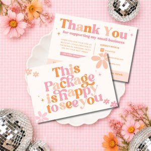 Puede incluir: Dos tarjetas rectangulares blancas con texto en rosa y naranja y gráficos de flores. La tarjeta superior dice Thank You for supporting my small business. La tarjeta inferior dice This Package is happy to see you.