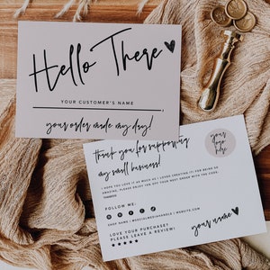 Puede incluir: Una tarjeta de agradecimiento para clientes con fondo rosa y texto negro. La tarjeta dice "Hello There" y "Your order made my day!" Tambi&eacute;n dice "Thank you for supporting my small business!" e incluye un espacio para el nombre del cliente y un espacio para el nombre del due&ntilde;o de la tienda.