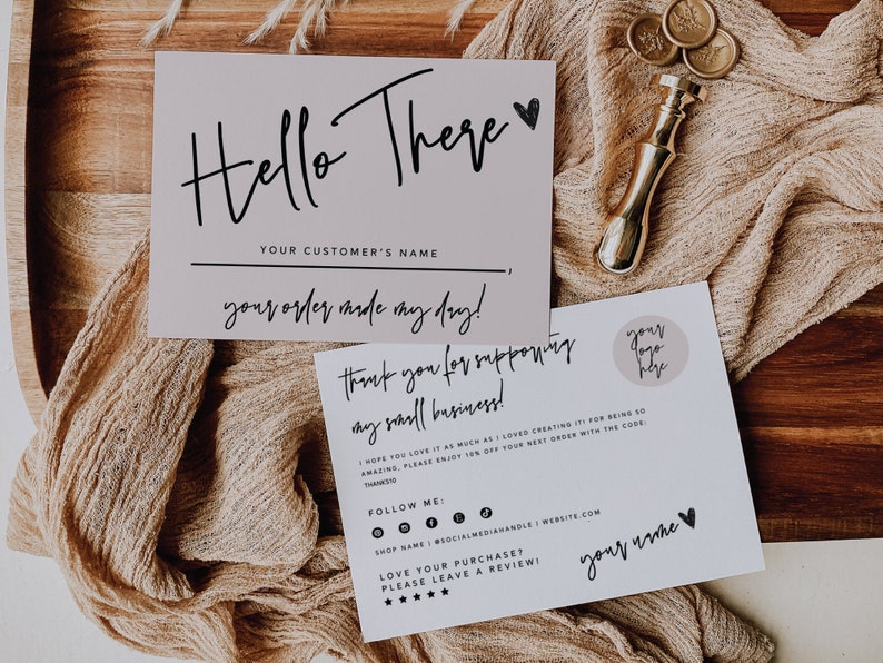 Puede incluir: Una tarjeta de agradecimiento para clientes con fondo rosa y texto negro. La tarjeta dice "Hello There" y "Your order made my day!" Tambi&eacute;n dice "Thank you for supporting my small business!" e incluye un espacio para el nombre del cliente y un espacio para el nombre del due&ntilde;o de la tienda.