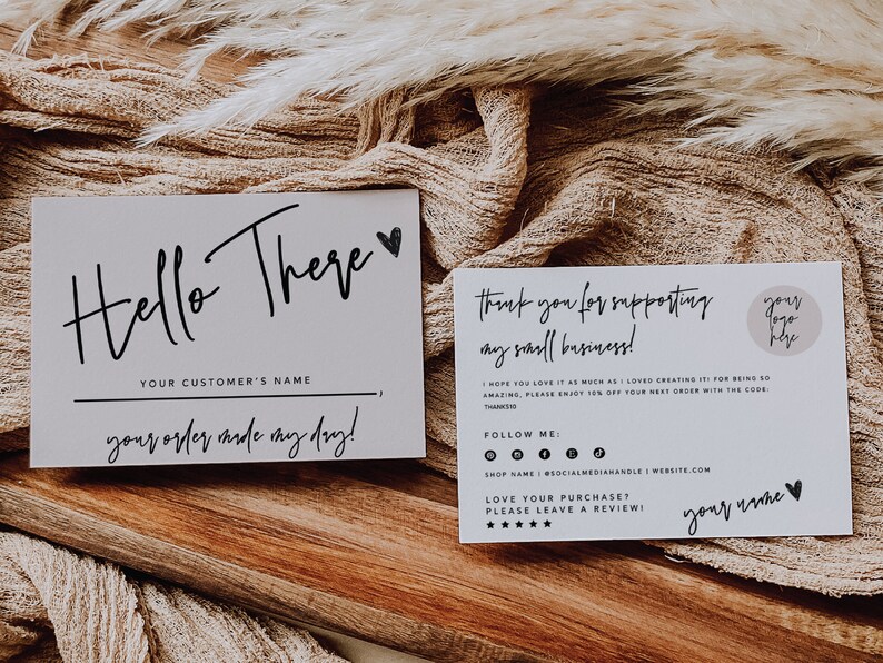 Puede incluir: Una tarjeta blanca con texto negro que dice "Hello There" con un peque&ntilde;o s&iacute;mbolo de coraz&oacute;n. La tarjeta tambi&eacute;n dice "Your customer's name" y "Your order made my day!"  Una segunda tarjeta blanca con texto negro dice "Thank you for supporting my small business!" e incluye un marcador de posici&oacute;n del logotipo. La tarjeta tambi&eacute;n dice "I hope you love it as much as I loved creating it! For being so amazing, please enjoy 10% off your next order with the code THANKYOU."  La tarjeta tambi&eacute;n dice "Follow me:" e incluye iconos de redes sociales. La tarjeta tambi&eacute;n dice "Shop name | @socialmedia handle | website.com" y "Love your purchase! Please leave a review!" con cinco estrellas. La tarjeta tambi&eacute;n dice "your name" con un peque&ntilde;o s&iacute;mbolo de coraz&oacute;n.