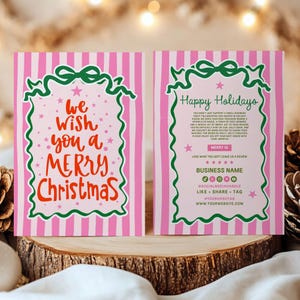 Puede incluir: Tarjeta navideña a rayas rosas y blancas de dos caras con bordes y lazos decorativos verdes. El anverso dice "We wish you a Merry Christmas" en escritura roja. El reverso dice "Happy Holidays" con detalles del negocio.