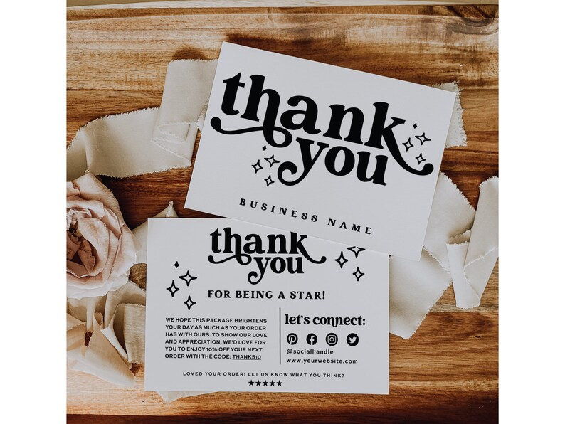 Puede incluir: Tarjeta de agradecimiento en blanco y negro con una fuente retro y estrellas. La tarjeta dice "&iexcl;Gracias por ser una estrella!" e incluye una llamada a la acci&oacute;n para conectar con el negocio en las redes sociales.