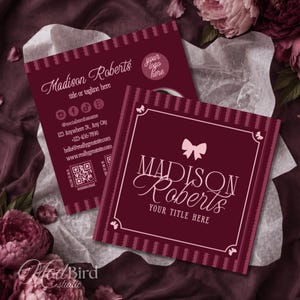 Pode incluir: Um cartão de visita quadrado em bordô escuro com uma borda listrada e detalhes em rosa claro. A frente exibe o nome Madison Roberts, um ícone de laço e o texto YOUR TITLE HERE. O verso inclui detalhes de contato, ícones de redes sociais e um código QR.