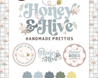 Può includere: Un set di modelli di logo modificabili con il testo Honey & Hive Handmade Pretties in un carattere blu tenue. Il design include piccole illustrazioni di api, accenti floreali e uno sfondo a quadretti vichy. Sono mostrate tre varianti circolari.