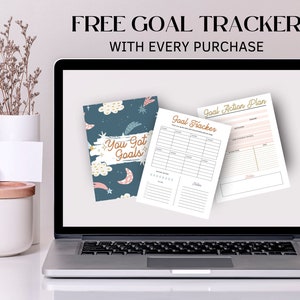 Pode incluir: Uma tela de laptop exibindo um modelo de rastreador de metas gratuito com um design estrelado azul e branco. O texto "You Got Goals" est&aacute; no modelo. O texto "FREE GOAL TRACKER WITH EVERY PURCHASE" est&aacute; no topo da tela.