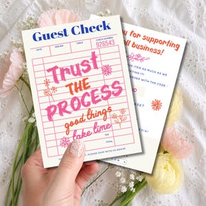 Puede incluir: Una tarjeta rectangular de cuenta de invitado con un patrón de cuadrícula y el texto Trust THE PROCESS good things take time en rosa y naranja. Una segunda tarjeta detrás dice Thank you for supporting our small business con flores.