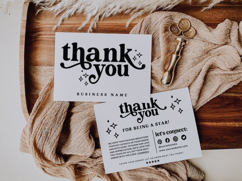 Puede incluir: Dos tarjetas de agradecimiento con una fuente retro y estrellas negras. El texto de la tarjeta dice "gracias" y "por ser una estrella!" La tarjeta tambi&eacute;n incluye iconos de redes sociales y una direcci&oacute;n de sitio web.