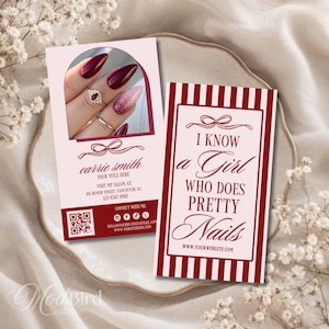 Könnte beinhalten: Zwei Visitenkarten mit Nagelstudio-Motiv. Eine Karte zeigt ein Foto von manikürten Nägeln in Burgunderrot und Glitzer. Die andere Karte trägt den Text "I KNOW a Girl WHO DOES PRETTY Nails".