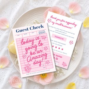 Puede incluir: Dos tarjetas de papel rectangulares con un diseño de cuenta de restaurante en rosa y blanco. La primera tarjeta presenta el texto "Guest Check" y "today is going to be an Amazing day!" en letra cursiva rosa. La segunda incluye "thank you for supporting my small business!" e iconos de redes sociales.