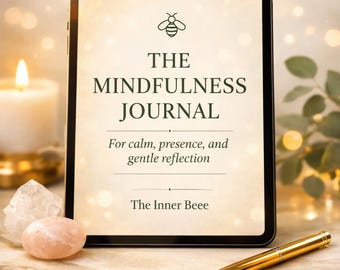 Könnte beinhalten: Ein digitales Tablet zeigt "THE MINDFULNESS JOURNAL" mit einer Bienen-Grafik. Der Text darunter lautet "For calm, presence, and gentle reflection" und "The Inner Beee". Ein goldener Stift, ein Rosenquarz und ein klarer Kristall befinden sich im Vordergrund.