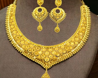 Ensemble élégant collier et boucles d'oreilles en plaqué or